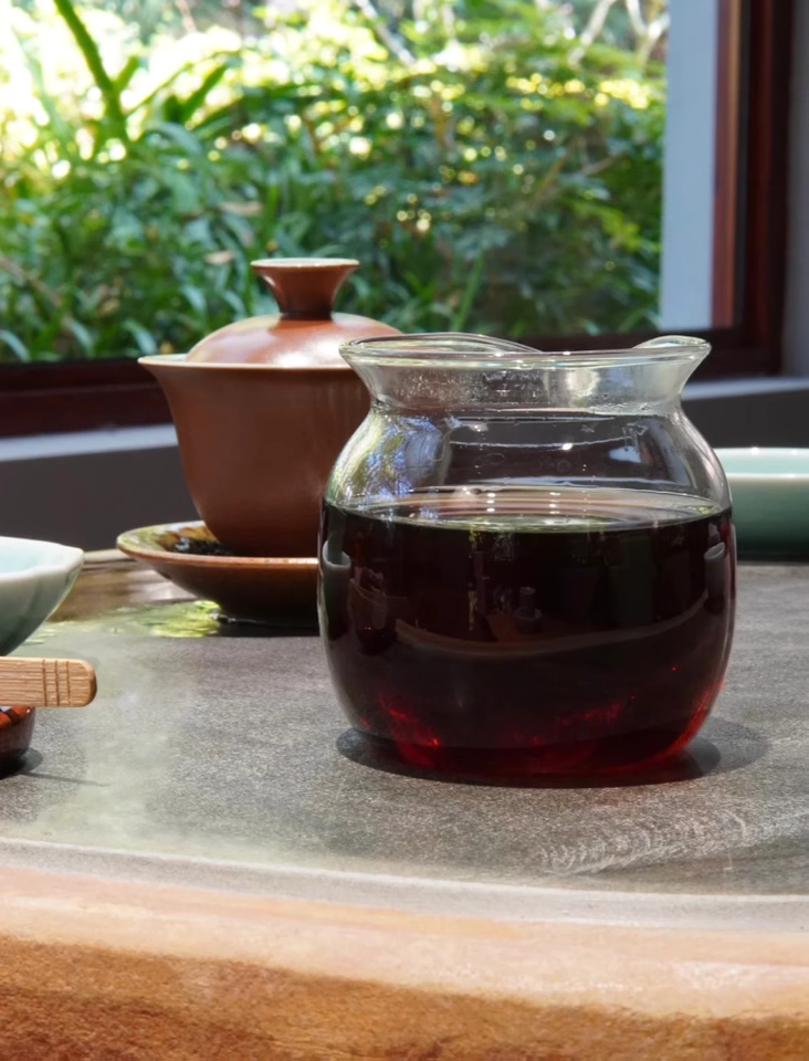Xinyihao ancient tree tea, Iceland's ten-year ripe Pu'er tea cake, old ripe tea, aged Banzhang Pu'er tea, ripe tea leaves