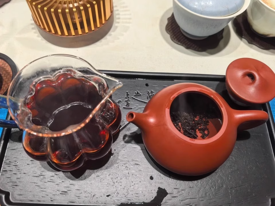 Xinyihao ancient tree tea, Iceland's ten-year ripe Pu'er tea cake, old ripe tea, aged Banzhang Pu'er tea, ripe tea leaves
